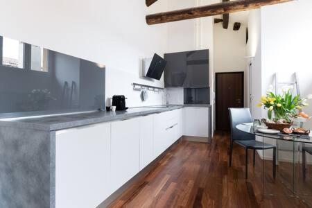 Charme Appartamento Immerso Tra Le Mura Bolognesi Экстерьер фото